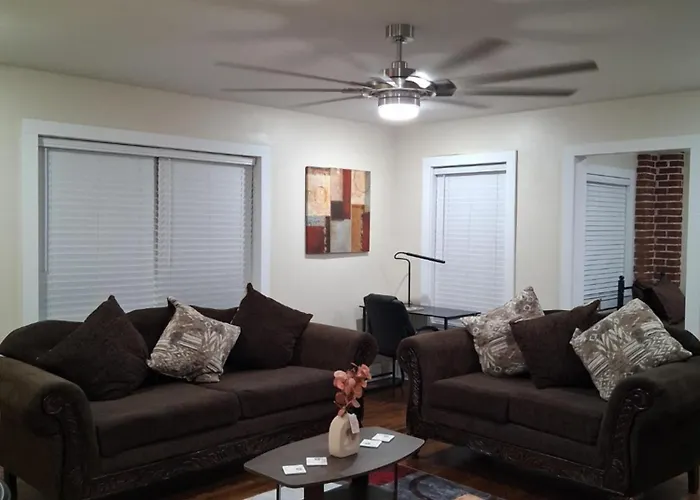 Kid Friendly 2br Upstairs Near Downtown Apartment *