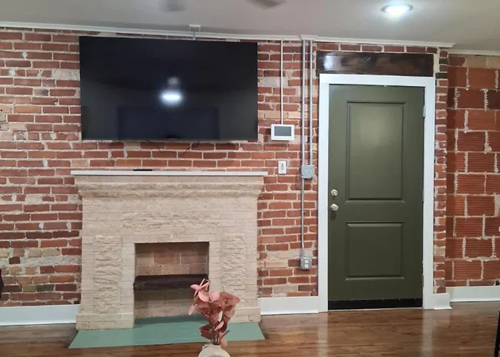 Kid Friendly 2br Upstairs Near Downtown Apartment
