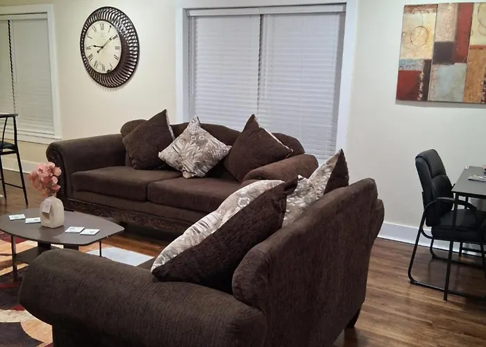 Kid Friendly 2br Upstairs Near Downtown Apartment