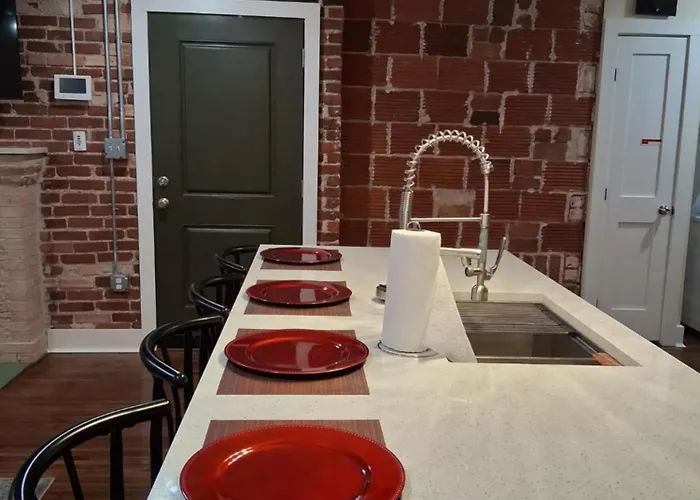 Kid Friendly 2br Upstairs Near Downtown
