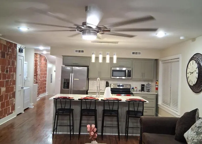 Kid Friendly 2br Upstairs Near Downtown Apartment