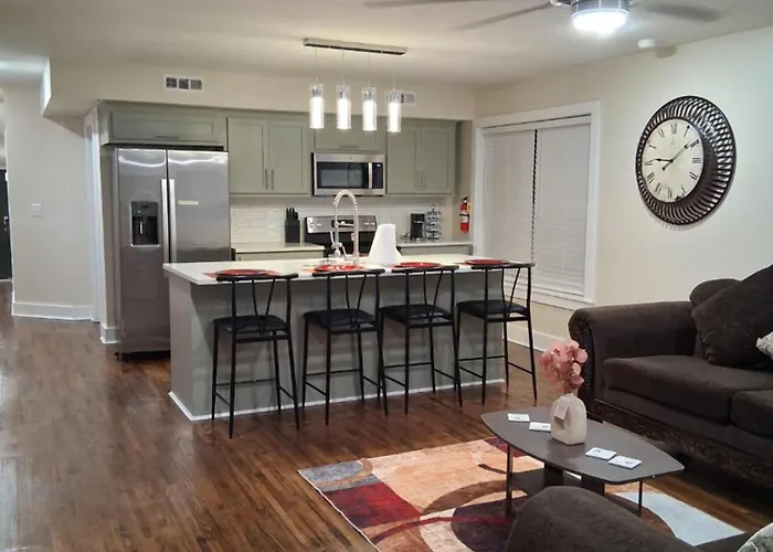 Kid Friendly 2br Upstairs Near Downtown