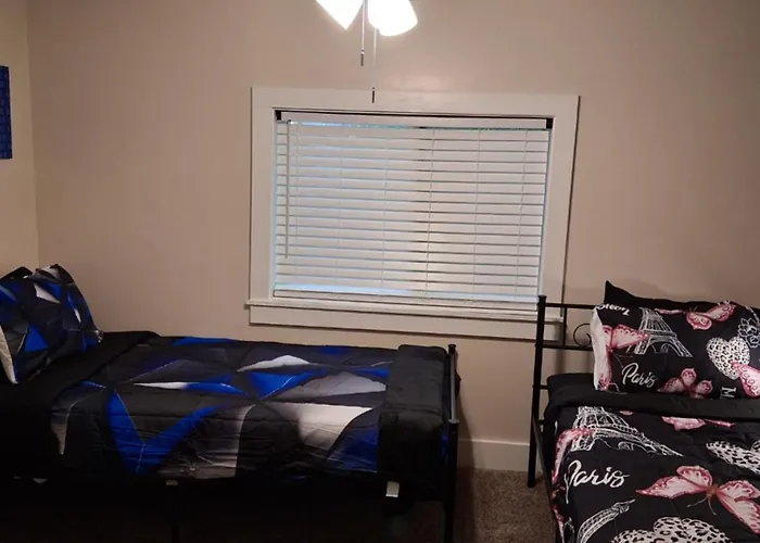 Kid Friendly 2br Upstairs Near Downtown Apartment *