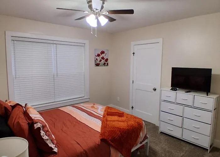 Kid Friendly 2br Upstairs Near Downtown